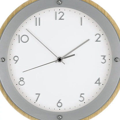 Nahansicht: Wanduhr mit Holzumrandung, grauem Rahmen und weißen Auflagezahlen