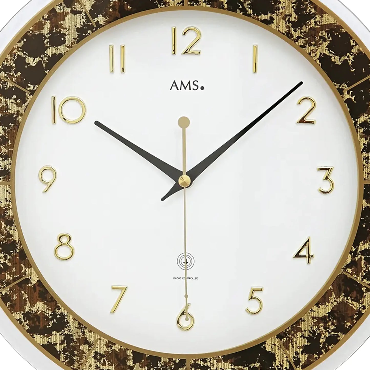 Nahaufnahme Wanduhr: weißes Zifferblatt mit goldenen Zahlen, braun-goldene Innenfassung