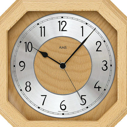 Nahansicht Funk-Wanduhr: Holz-Einsatz mit Aluminium-Ziffernring und schwarzen Zeigern