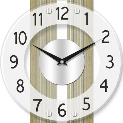 Nahaufnahme der Wanduhr: rundes weißes Zifferblatt, Eichenholzstreifen, schwarze Zahlen