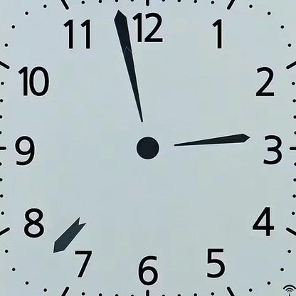 Silberne Funk-Wanduhr: Nahaufnahme des analogen Zifferblatts mit schwarzen Zeigern