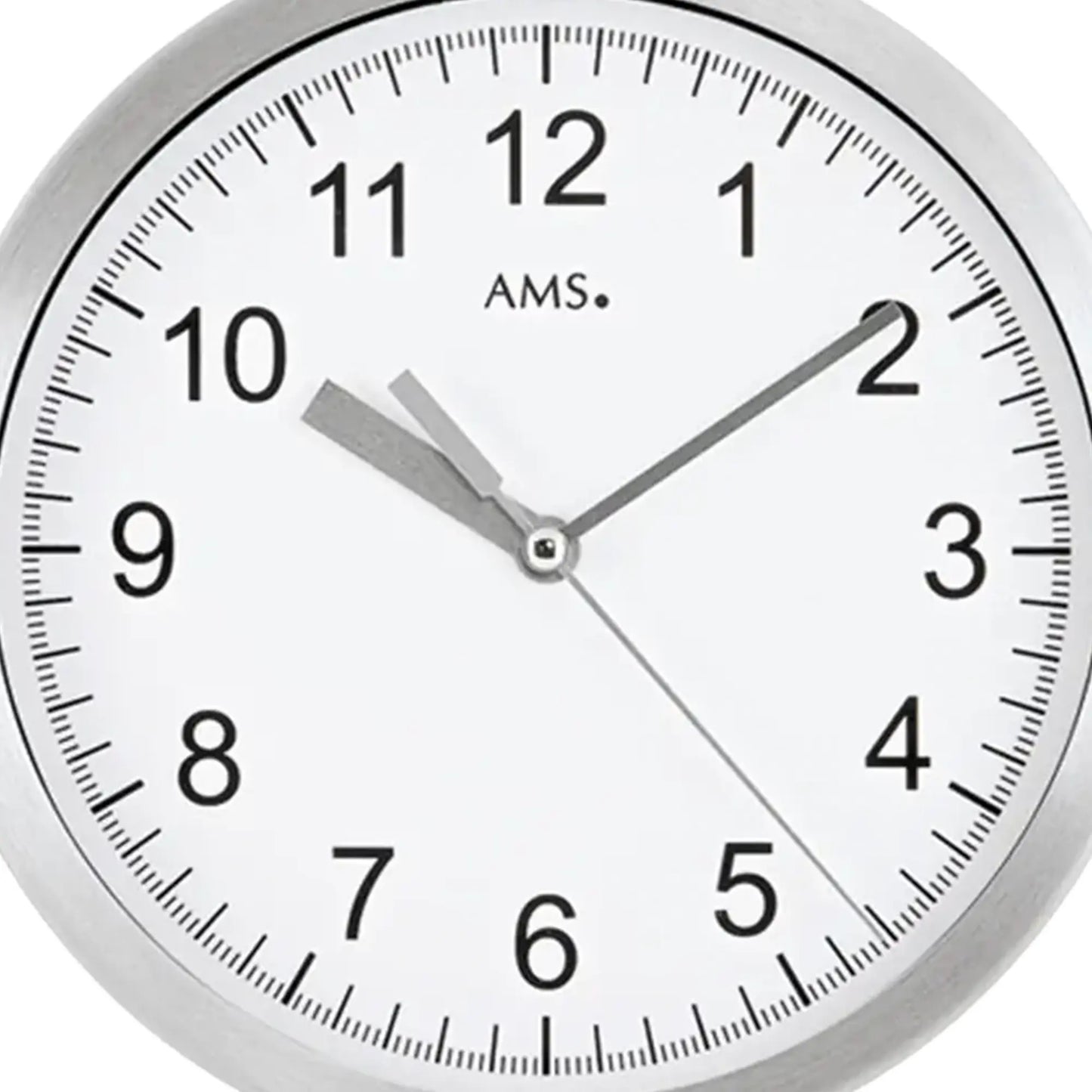 Nahaufnahme Wanduhr: weißes Zifferblatt mit schwarzen Zahlen, Aluminiumrahmen und Zeigern