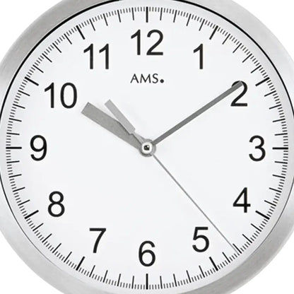 Nahaufnahme Wanduhr: weißes Zifferblatt mit schwarzen Zahlen, Aluminiumrahmen und Zeigern