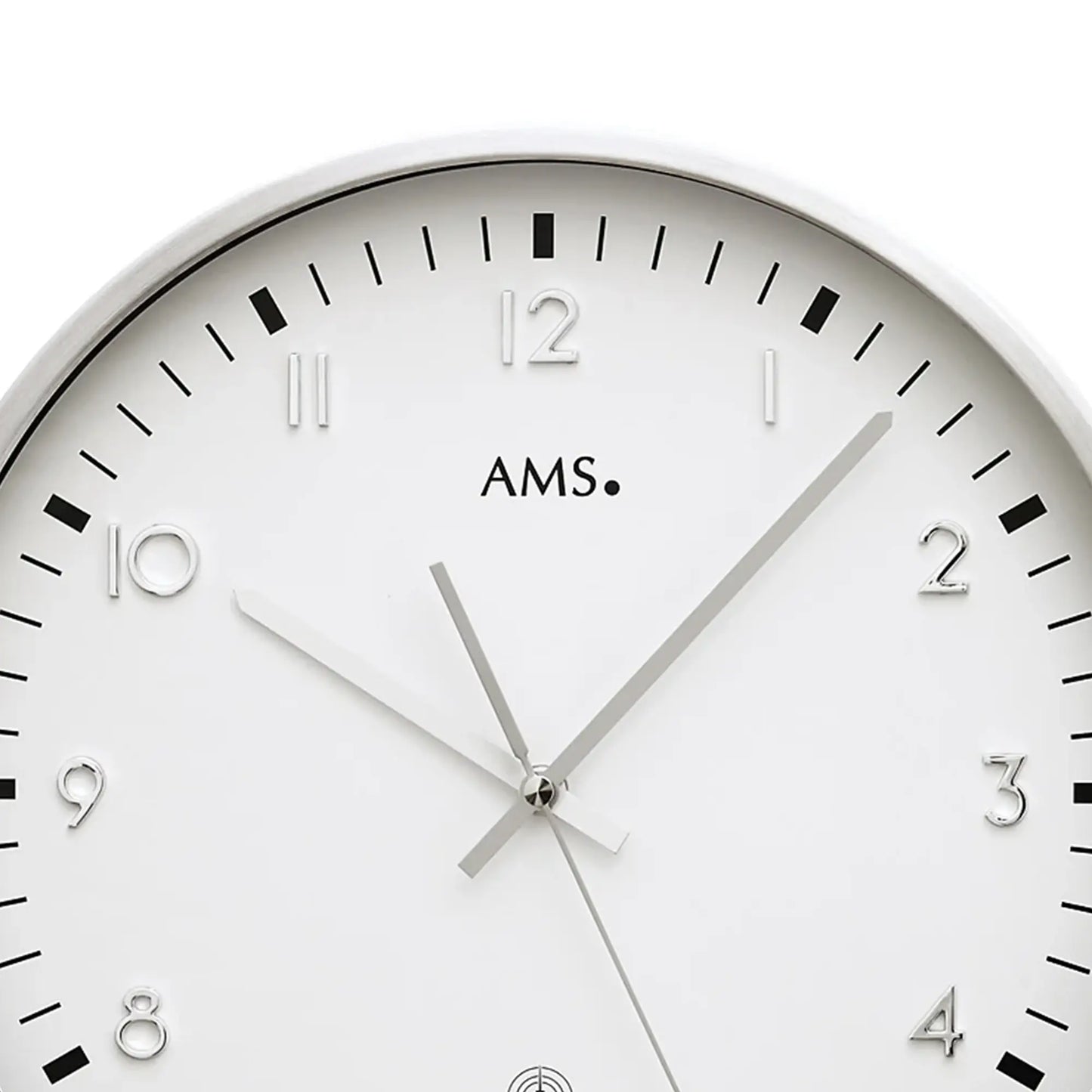Nahaufnahme Funk-Wanduhr: weißes Zifferblatt, silberne Zeiger, große 12 und 3