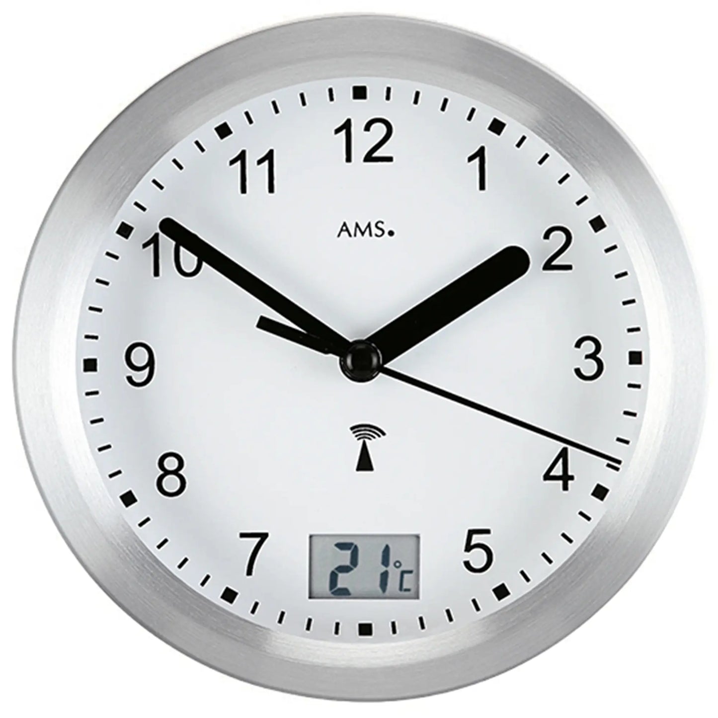 Silberne Wanduhr mit weißem Zifferblatt, schwarzen Zeigern, Funk-Symbol und Digitalanzeige 21