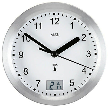 Silberne Wanduhr mit weißem Zifferblatt, schwarzen Zeigern, Funk-Symbol und Digitalanzeige 21