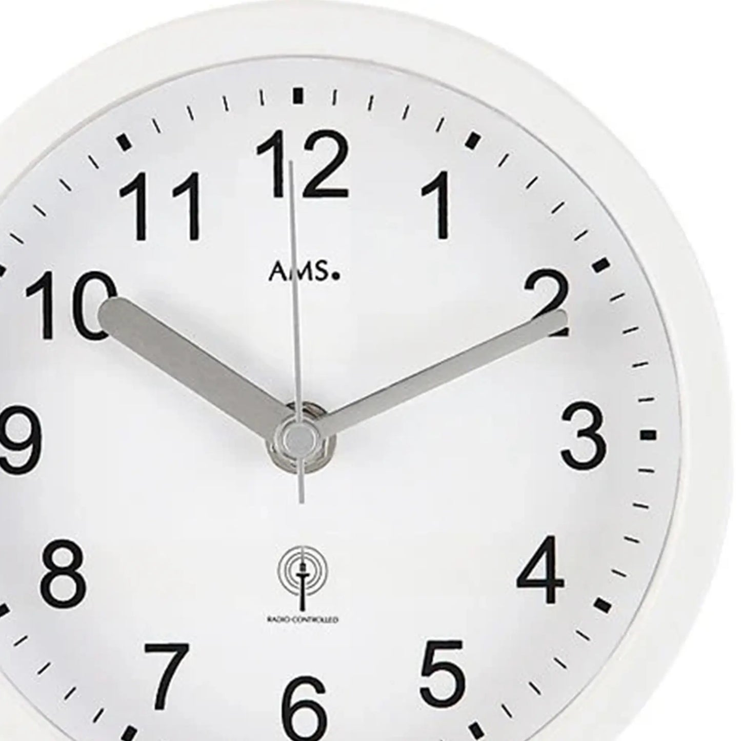 Nahaufnahme: weiße runde AMS Wanduhr mit schwarzen Ziffern, Zeigern und Logo