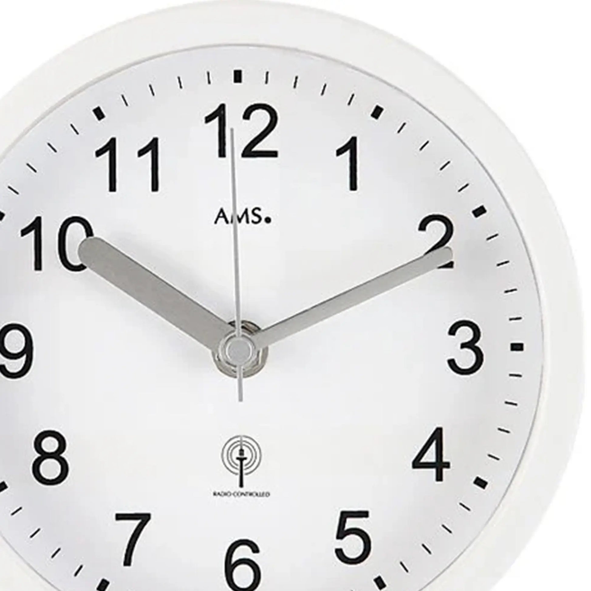 Nahaufnahme: weiße runde AMS Wanduhr mit schwarzen Ziffern, Zeigern und Logo