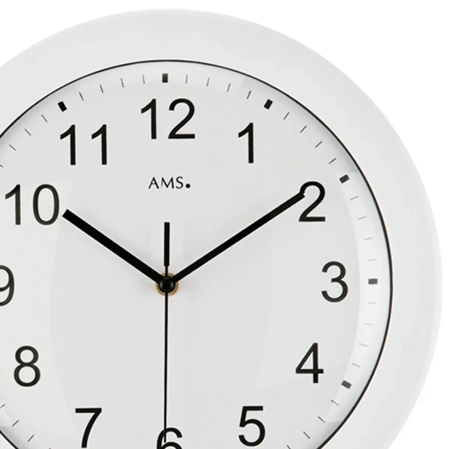 Detailansicht: weiße Funk-Wanduhr mit schwarzem Ziffernblatt, Sekundenzeiger und Ziffern
