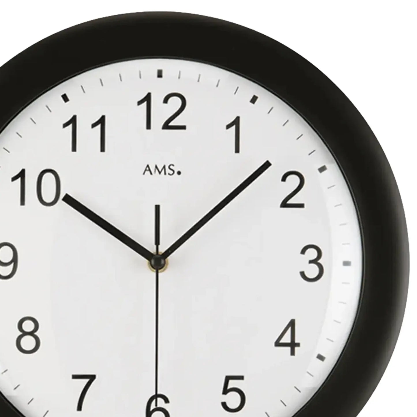Detailansicht der schwarzen Funk-Wanduhr: Zifferblatt, Zeiger und Ziffern