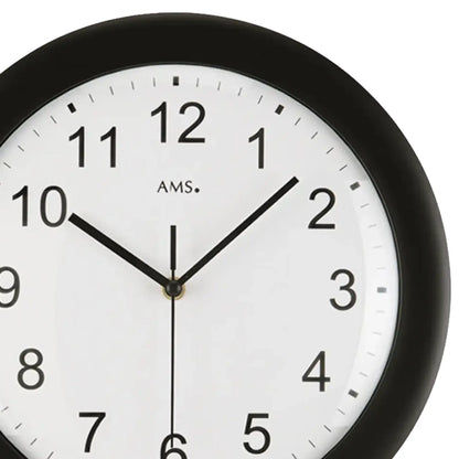 Detailansicht der schwarzen Funk-Wanduhr: Zifferblatt, Zeiger und Ziffern