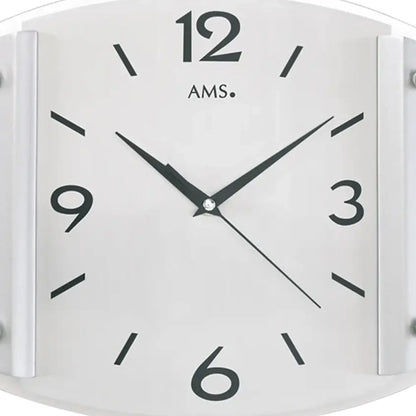 Nahaufnahme der Wanduhr: weißes Zifferblatt mit schwarzen Zahlen, Zeigern und Mineralglas.
