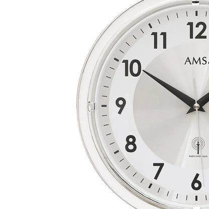 AMS Funk-Wanduhr Detail: weißes Zifferblatt, schwarze Zeiger, silberner Rahmen mit Glas