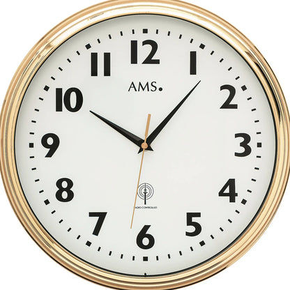 Nahansicht der Funk-Wanduhr: weißes Zifferblatt, schwarze Zeiger, Messingrahmen und Mineralglas