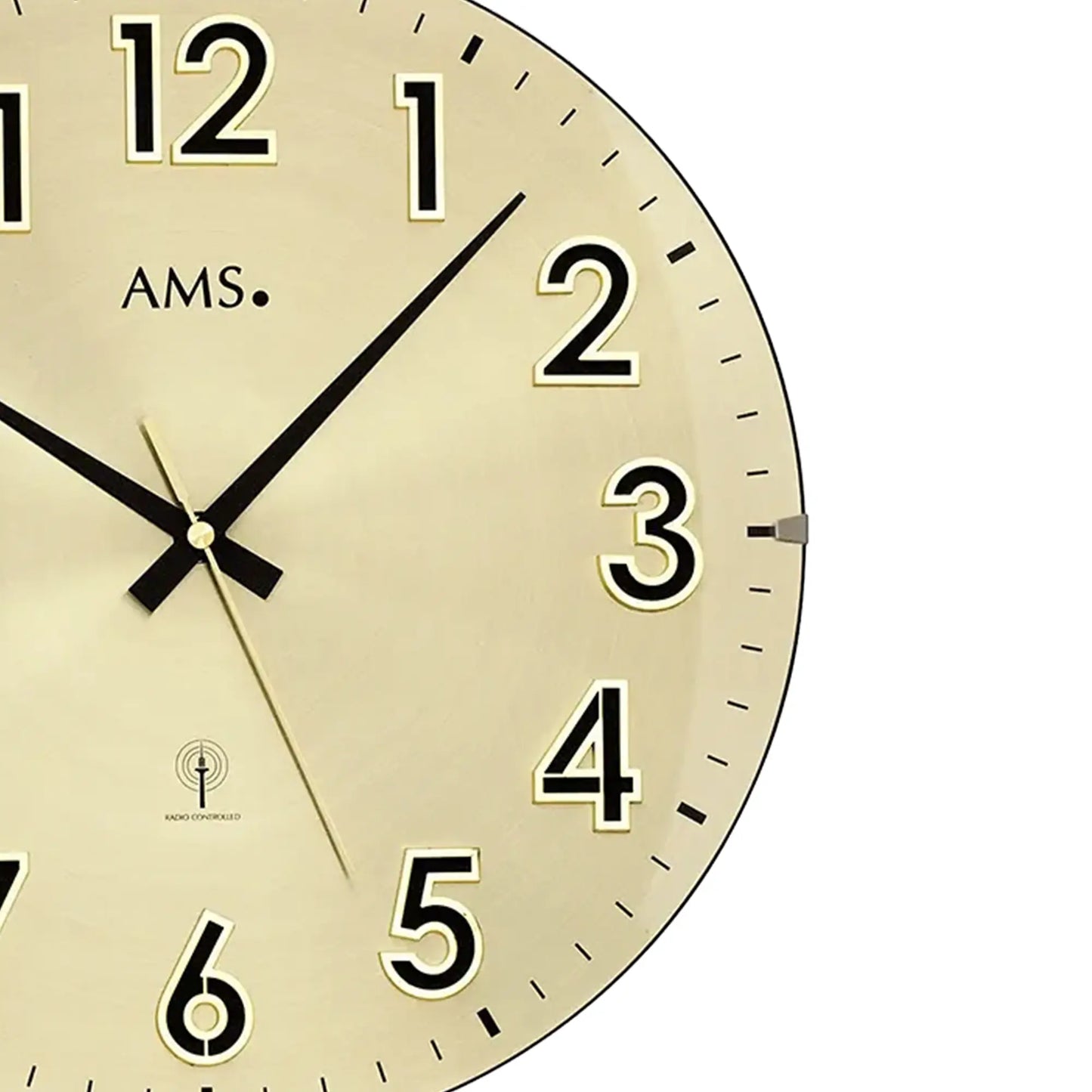 Detailansicht der Wanduhr: goldfarbenes Zifferblatt mit schwarzen Zeigern, Ziffern 2–6