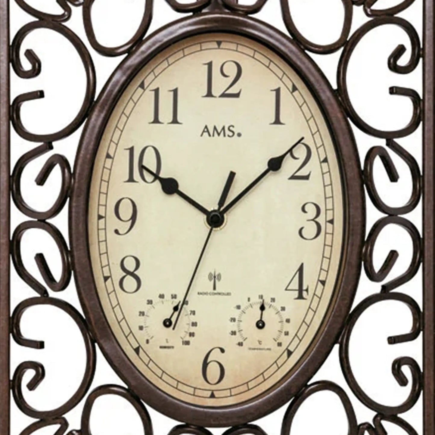 Antike Wanduhr, Nahaufnahme: Ziffernblatt mit römischen Ziffern und Metallornamentrahmen