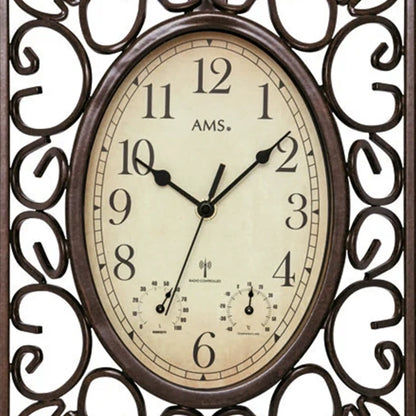 Antike Wanduhr, Nahaufnahme: Ziffernblatt mit römischen Ziffern und Metallornamentrahmen