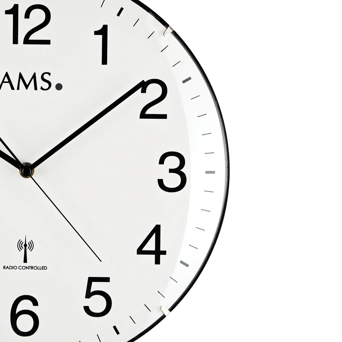 Nahaufnahme der Funk-Wanduhr: weißes Ziffernblatt, schwarze Zeiger, arabische Zahlen