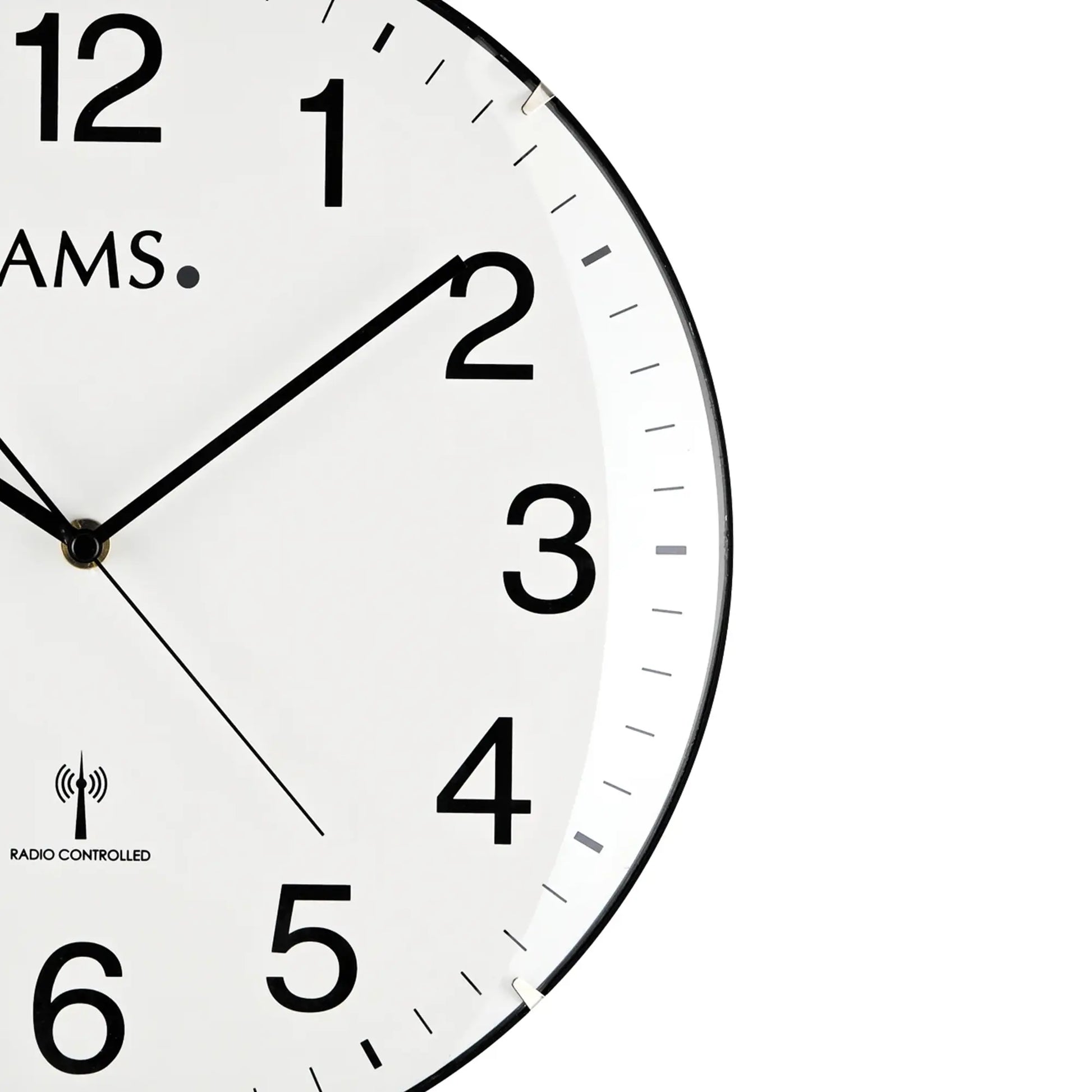 Nahaufnahme der Funk-Wanduhr: weißes Ziffernblatt, schwarze Zeiger, arabische Zahlen
