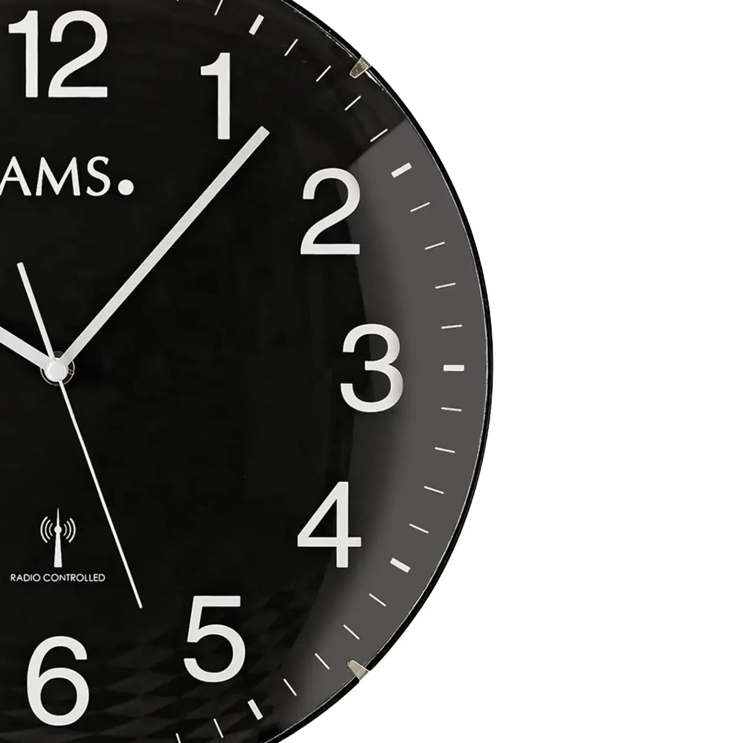 Nahaufnahme: schwarze AMS Funk-Wanduhr mit weißen Ziffern und silbernem Stundenzeiger