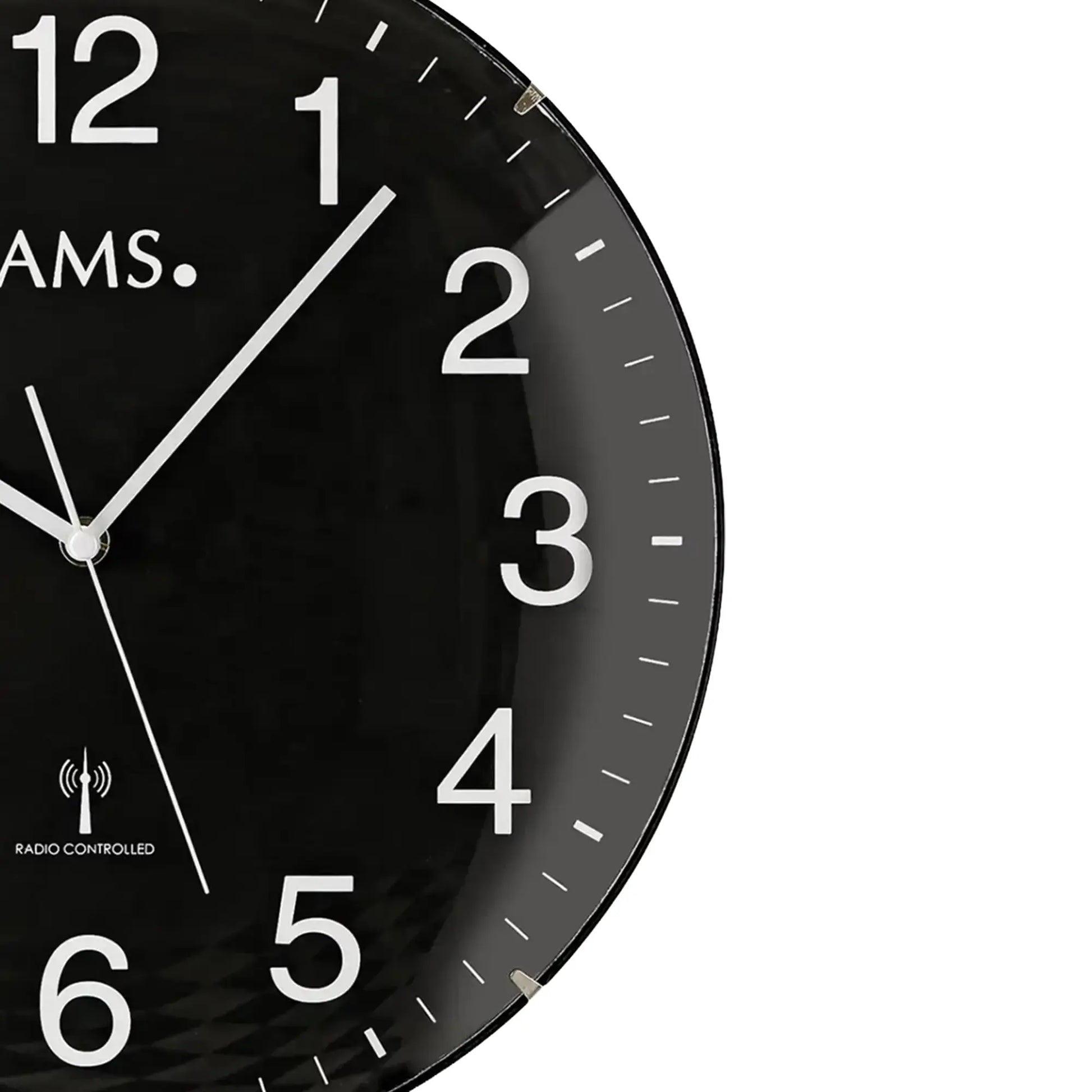 Nahaufnahme: schwarze AMS Funk-Wanduhr mit weißen Ziffern und silbernem Stundenzeiger
