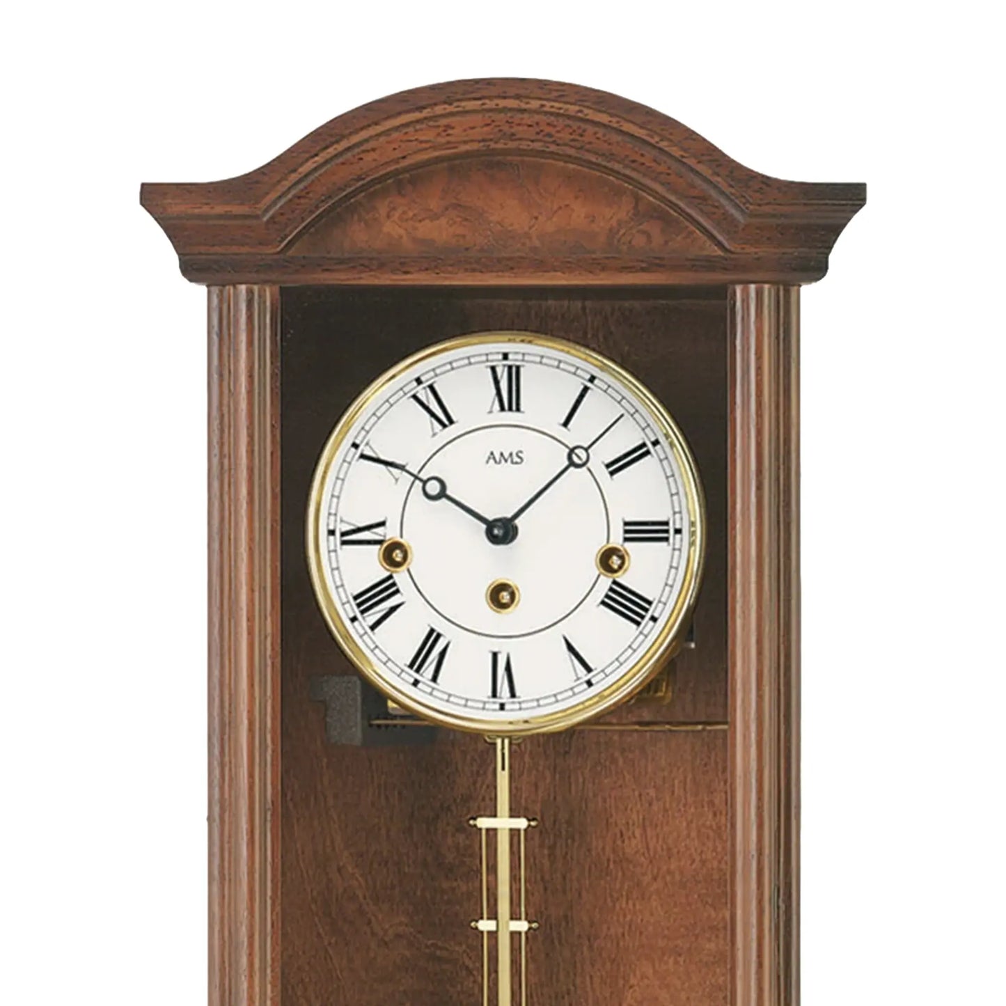 Nahaufnahme: Nussbaumfarbene Wanduhr mit weißem Ziffernblatt und goldfarbenem Pendel