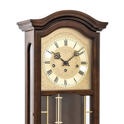 Nahaufnahme Nussbaum-Wanduhr: Zifferblatt mit römischen Zahlen und Pendel