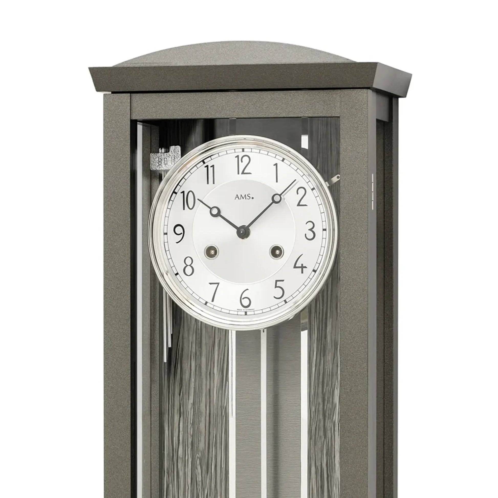AMS Regulator-Wanduhr: Detail des Zifferblatts mit Zeigern, anthrazitfarbenes Gehäuse