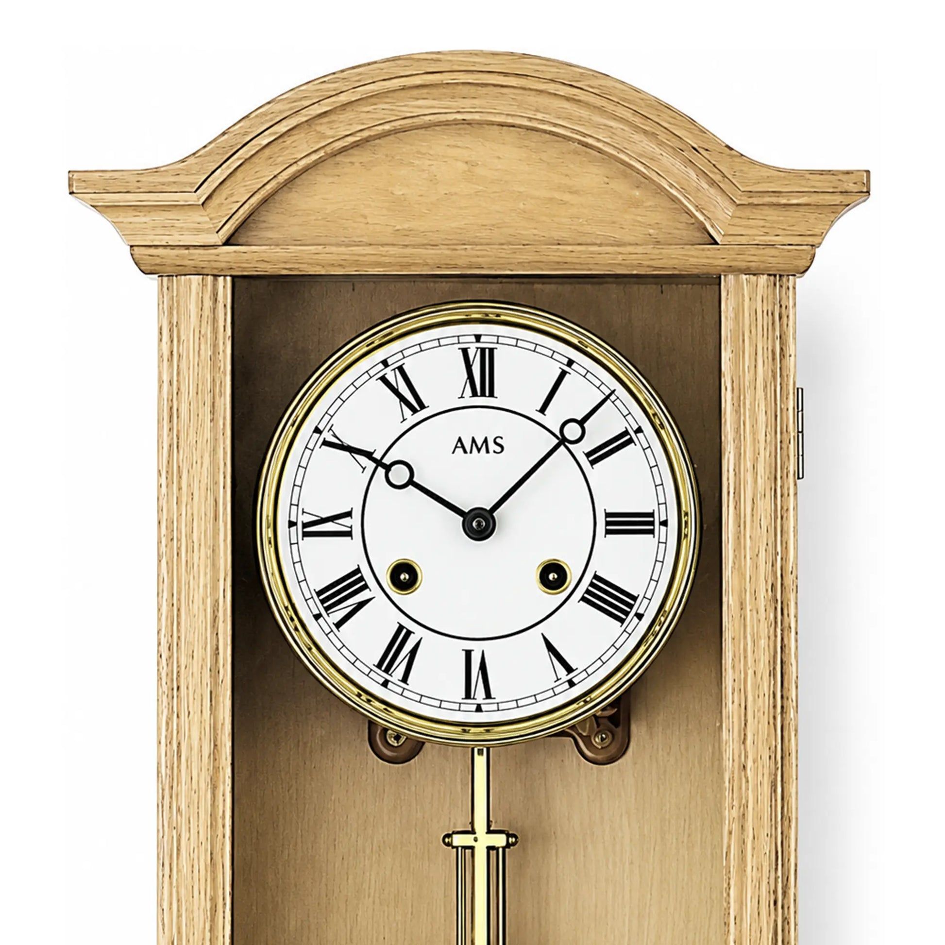 AMS Eichen-Wanduhr Nahansicht: rundes Zifferblatt mit römischen Ziffern und goldenem Pendel