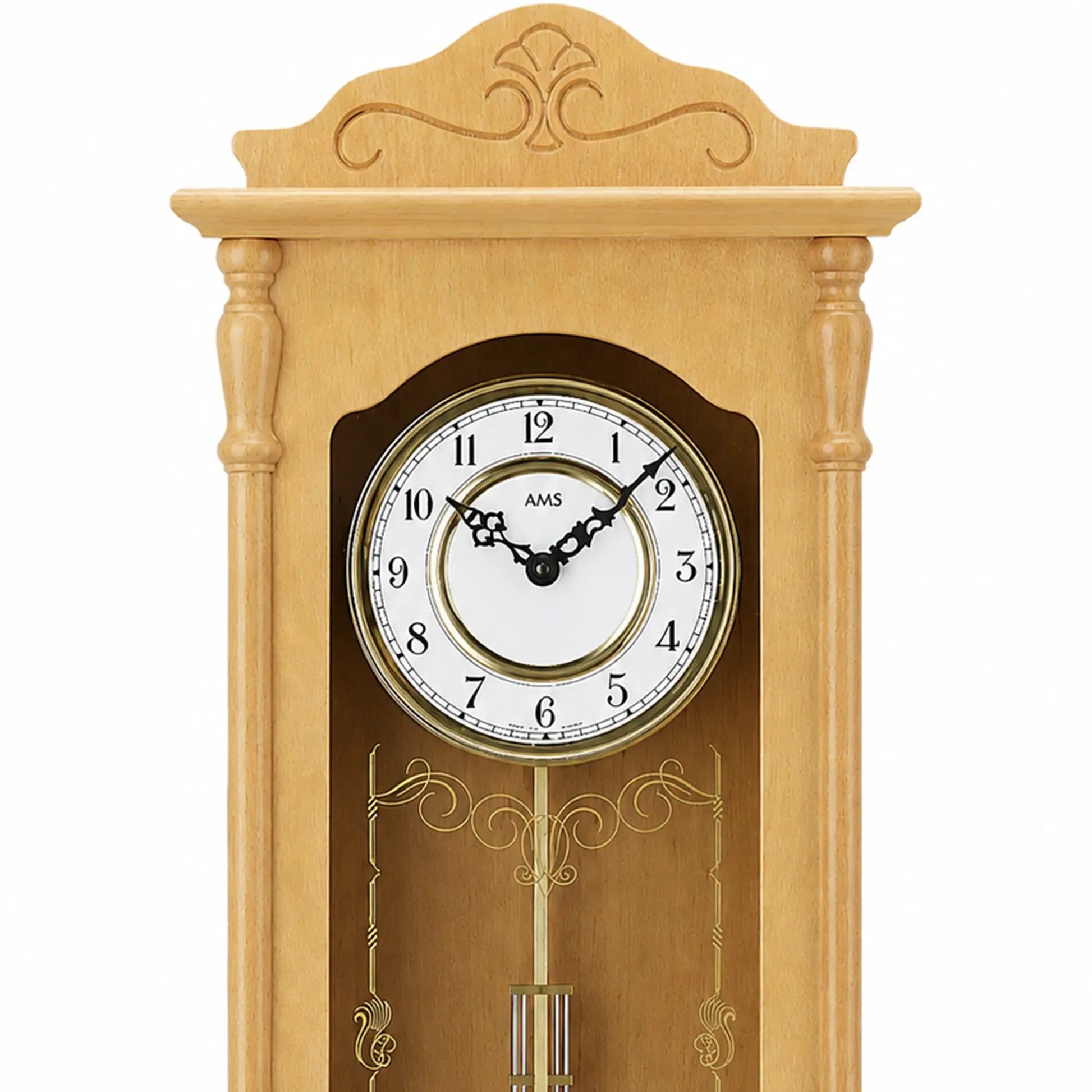 Wanduhr-Zifferblatt im hellen Holzrahmen mit schwarzen Zeigern und runder Skala