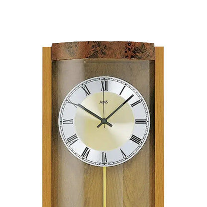 AMS Wanduhr: Nahansicht des Zifferblatts im Holzrahmen mit Pendelarm.