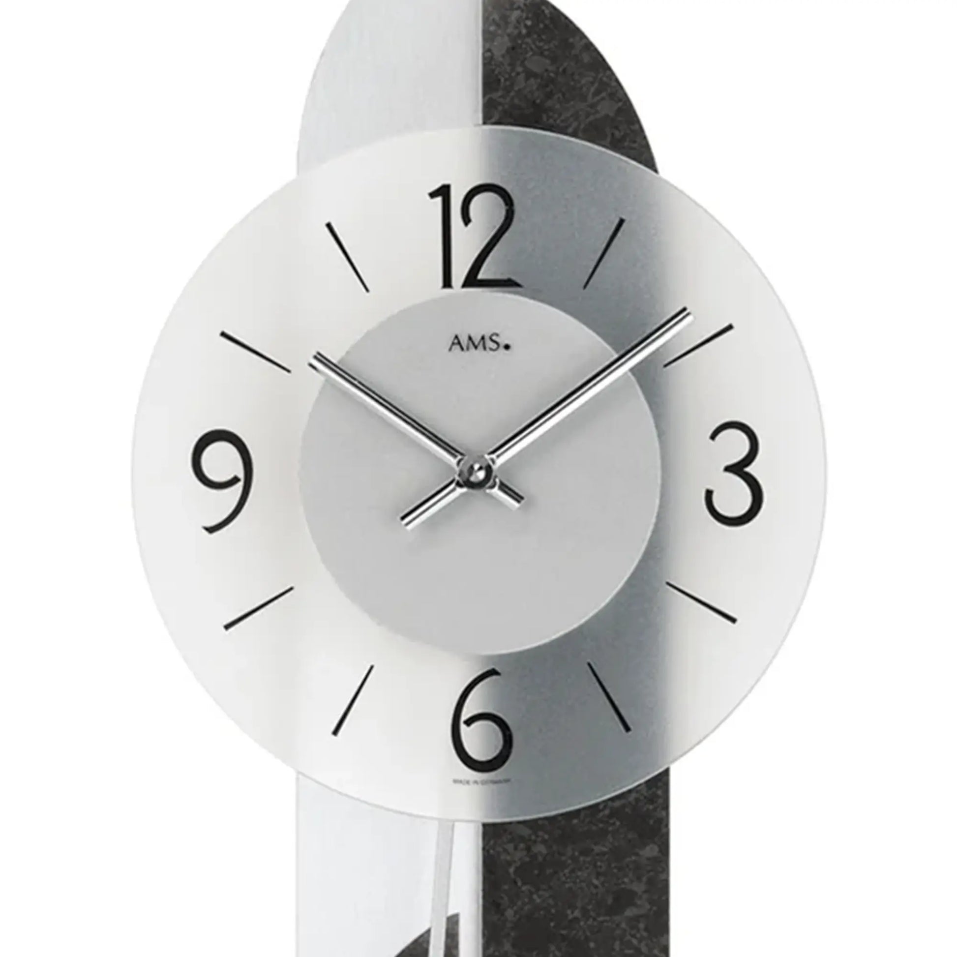 Nahaufnahme: Uhr-Zifferblatt mit AMS.-Logo, schwarzen Ziffern und silbernen Zeigern