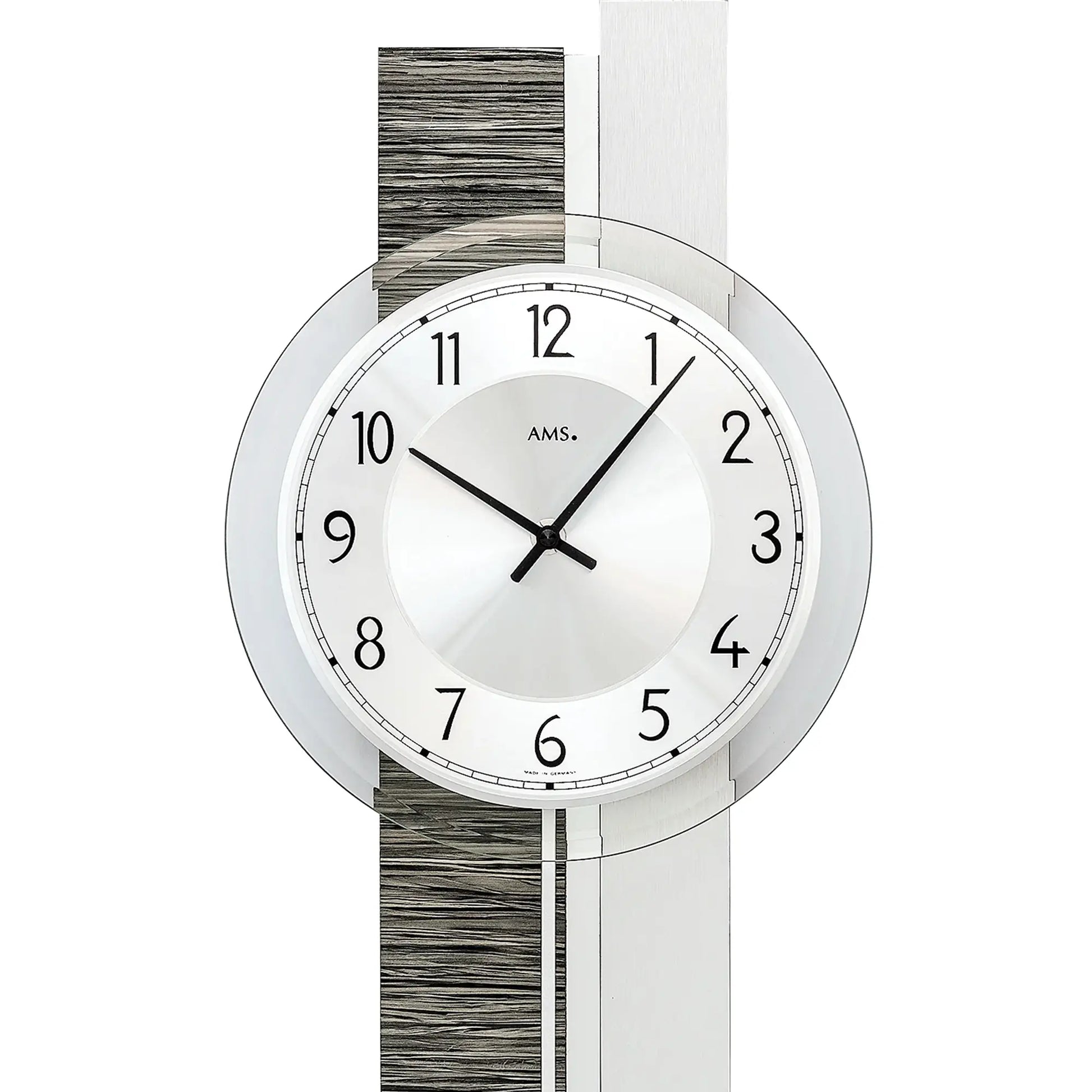 Pendelwanduhr-Zifferblatt im Close-up, weiße Fläche, schwarze Zeiger, AMS