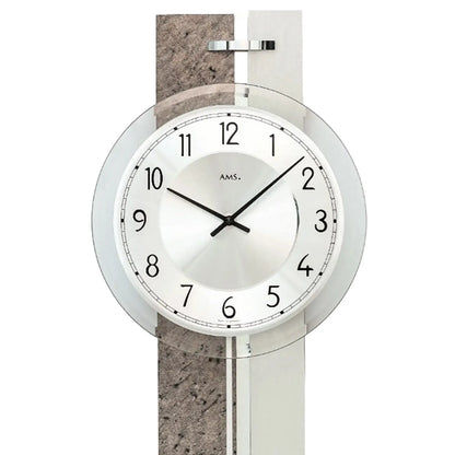Pendelwanduhr mit großem rundem Ziffernblatt, arabischen Zahlen und silbernen Zeigern