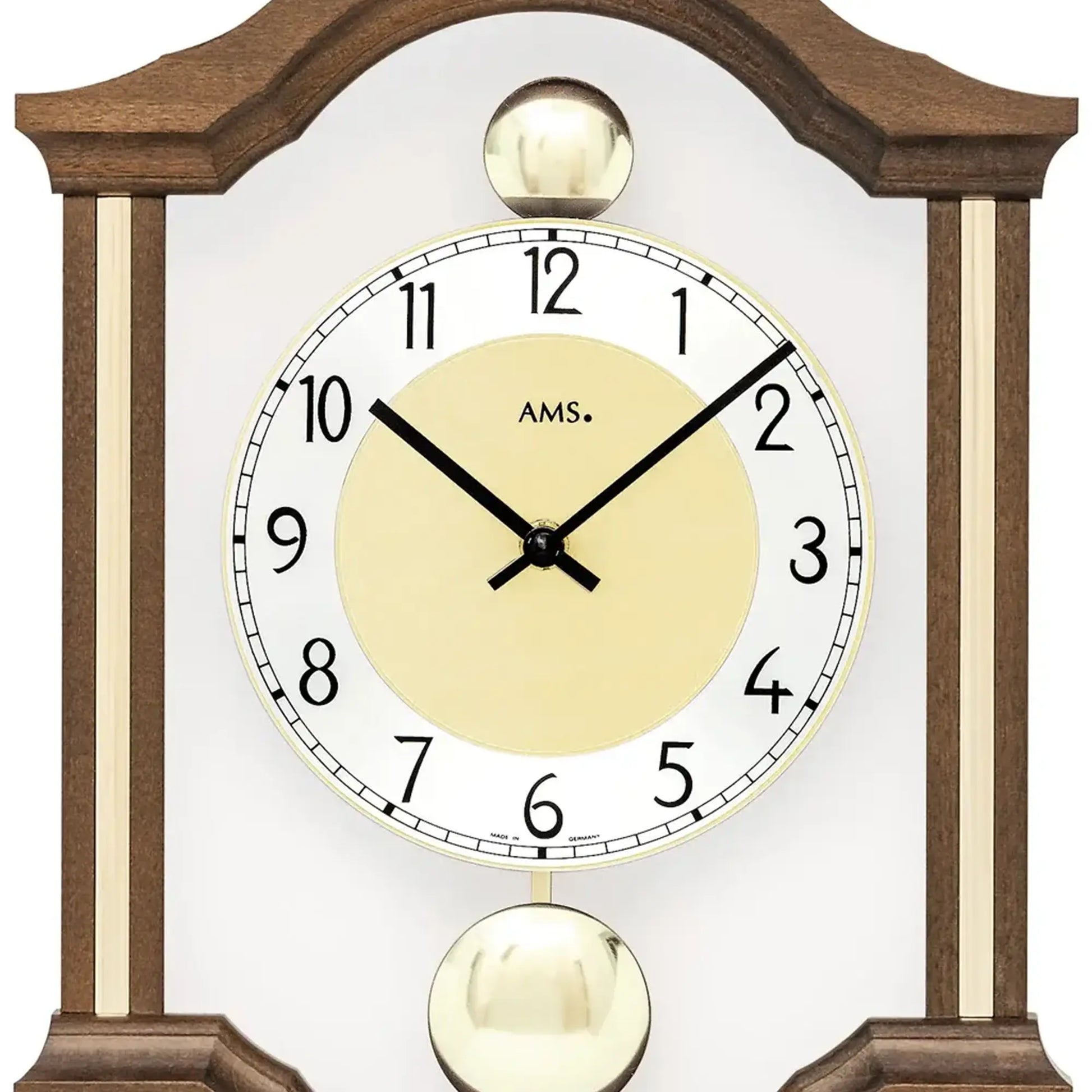 Wanduhr im Detail: goldenes Pendel und rundes Ziffernblatt im Holzgehäuse