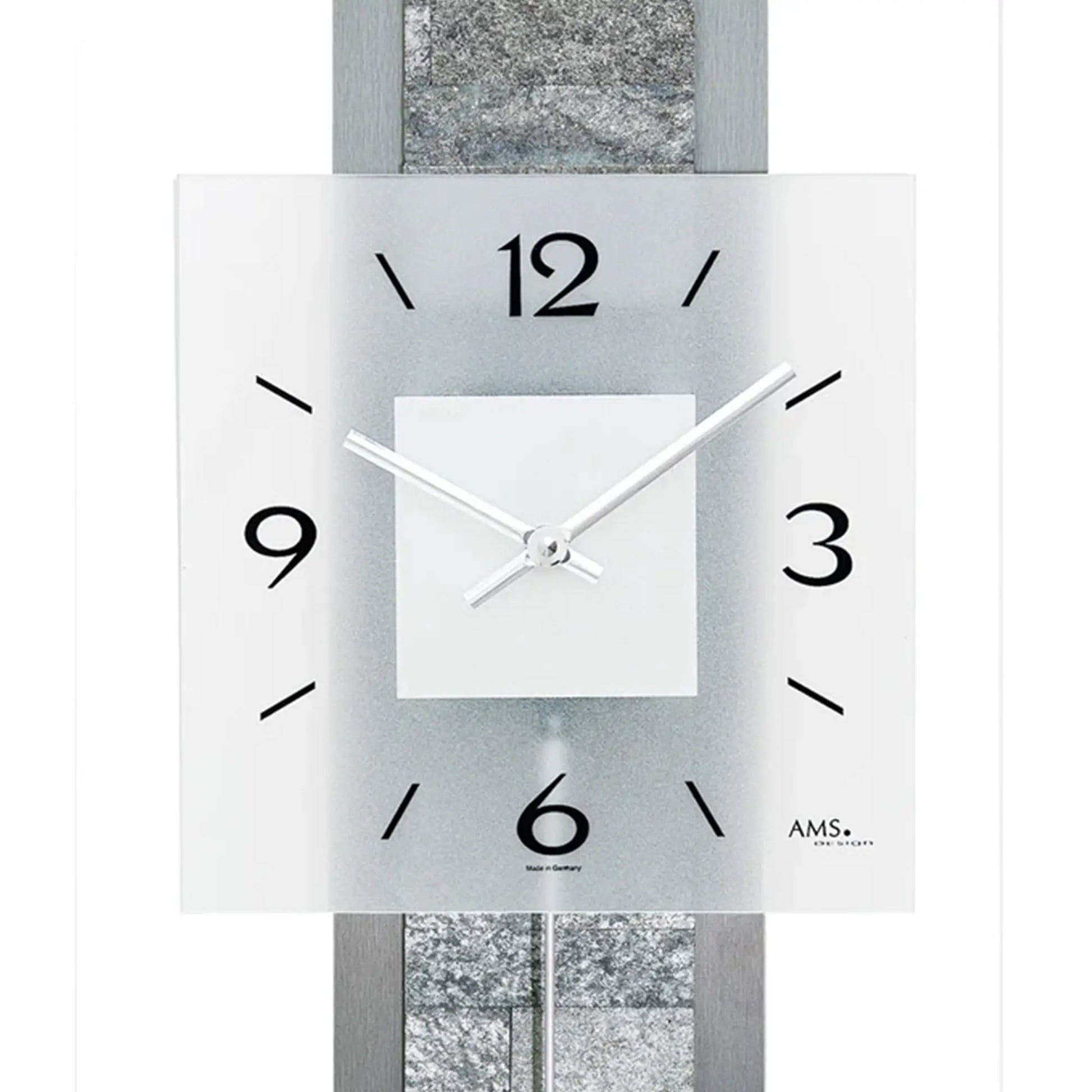 Wanduhr-Ziffernblatt mit schwarzen Zahlen, weißen Zeigern und AMS-Logo