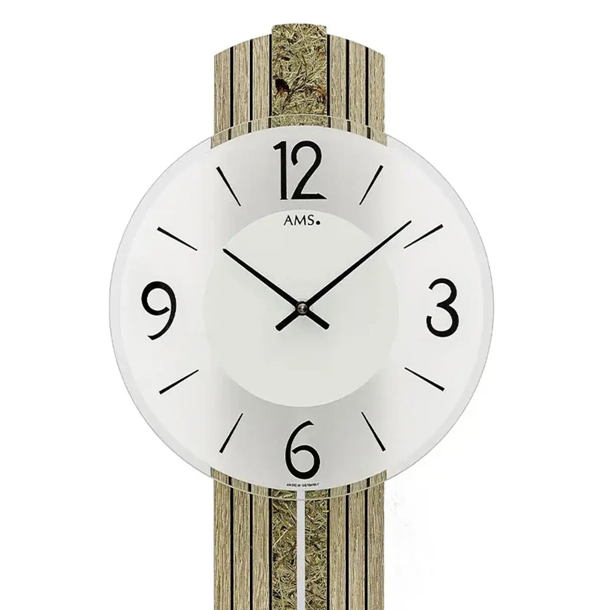 Nahaufnahme Wanduhr: weißes Zifferblatt mit AMS-Logo, schwarzen Zeigern und arabischen Zahlen