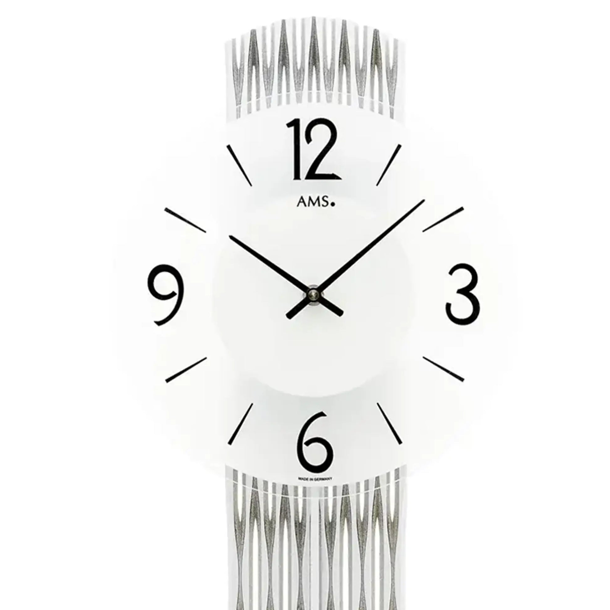 Nahaufnahme einer Wanduhr: weißes Zifferblatt mit 12 sowie Pendelstreifen