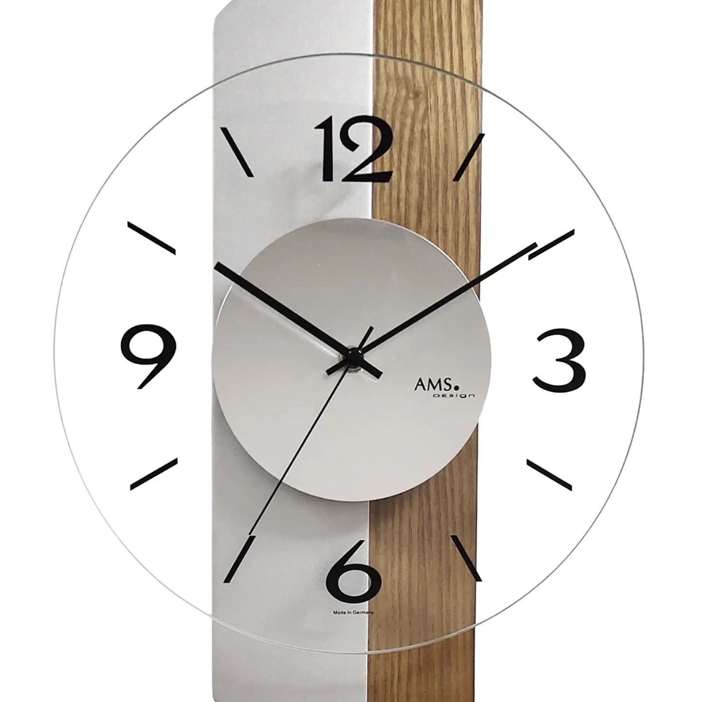 Nahansicht der Wanduhr: weißes Ziffernblatt, schwarze Zahlen und Zeiger, Holzrahmen
