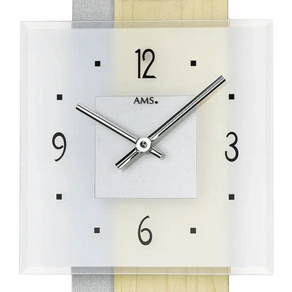 AMS Quarz-Wanduhr Nahansicht: weißes Zifferblatt, schwarze Zahlen, silberne Zeiger