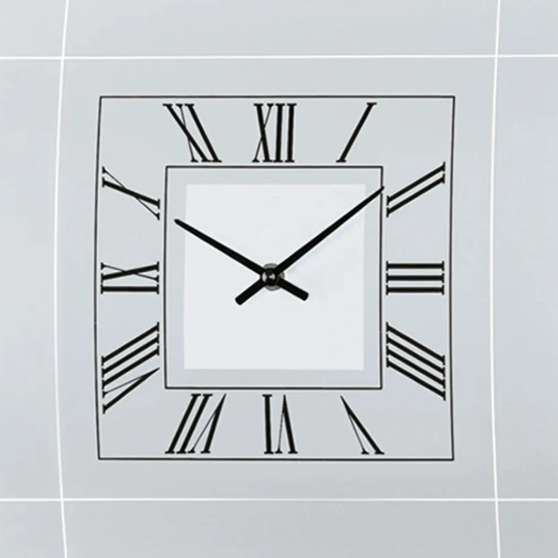 Quadratische Wanduhr mit römischen Ziffern, schwarzem Zifferblatt und Zeigern