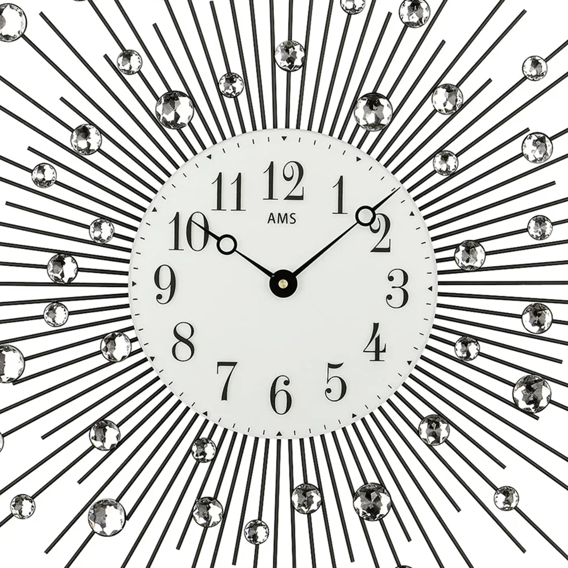 Wanduhr-Nahaufnahme mit AMS-Logo, weißem Zifferblatt und schwarzen Zeigern