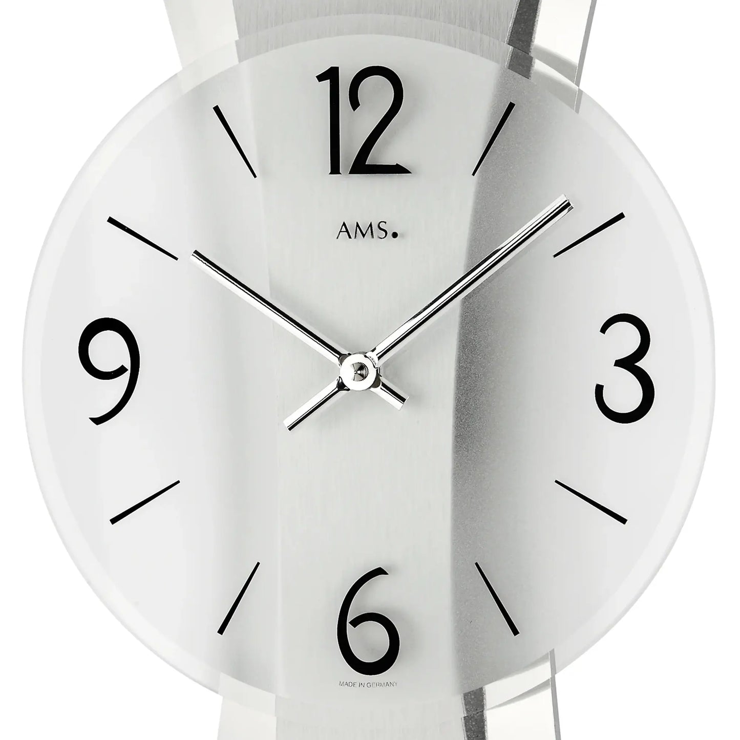 AMS Remini Wanduhr im Detail: weißes Ziffernblatt, schwarze Ziffern, silberne Zeiger
