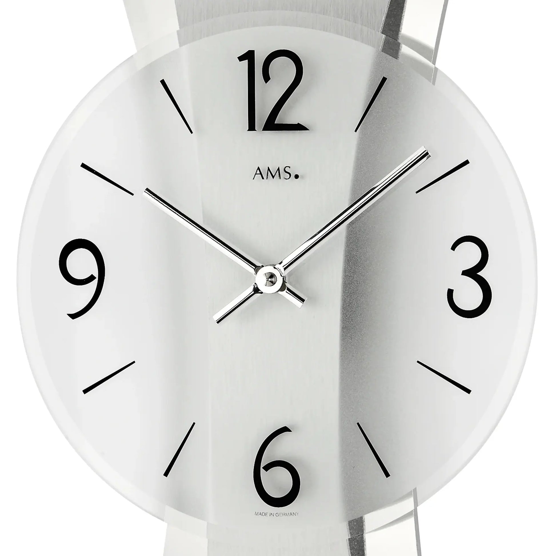 AMS Remini Wanduhr im Detail: weißes Ziffernblatt, schwarze Ziffern, silberne Zeiger