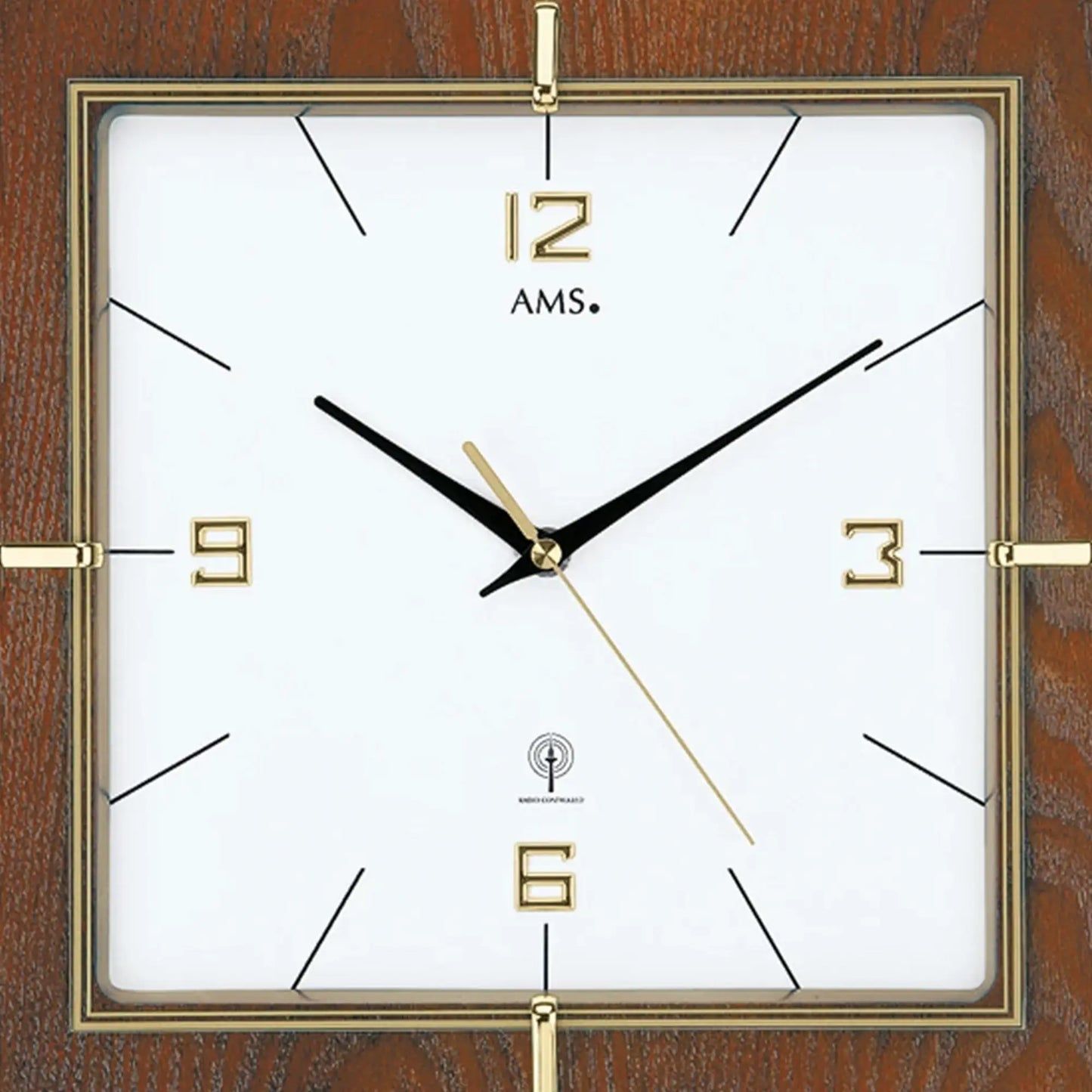 Nahaufnahme Wanduhr-Zifferblatt: goldene 12/3/6/9-Indexe, schwarze und goldene Zeiger