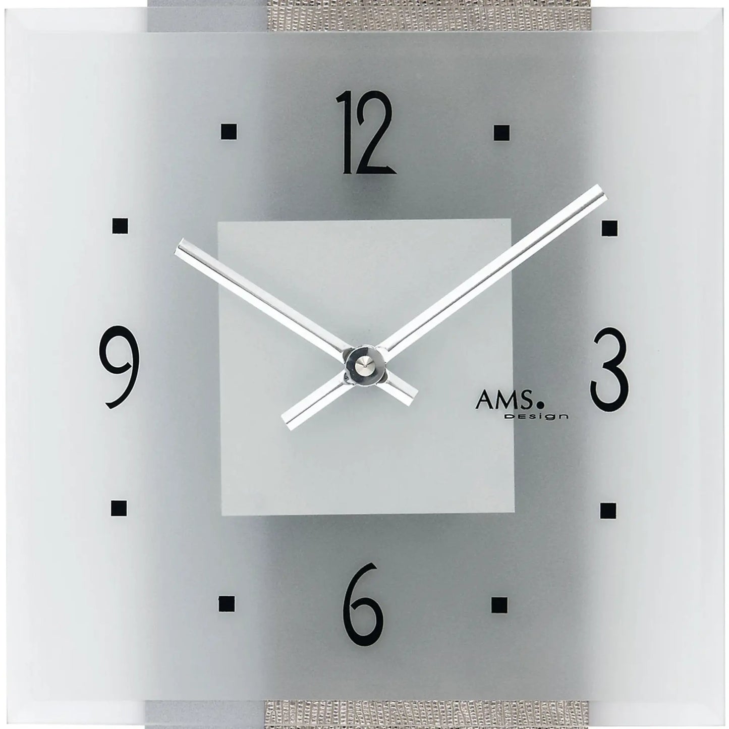 Detailansicht der Wanduhr: weißes Zifferblatt, schwarze Zahlen, silberne Zeiger, Mineralglas