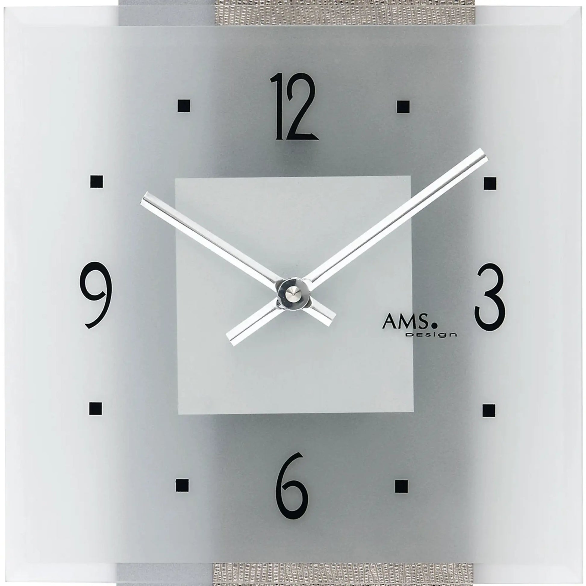 Detailansicht der Wanduhr: weißes Zifferblatt, schwarze Zahlen, silberne Zeiger, Mineralglas