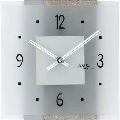 Detailansicht der Wanduhr: weißes Zifferblatt, schwarze Zahlen, silberne Zeiger, Mineralglas