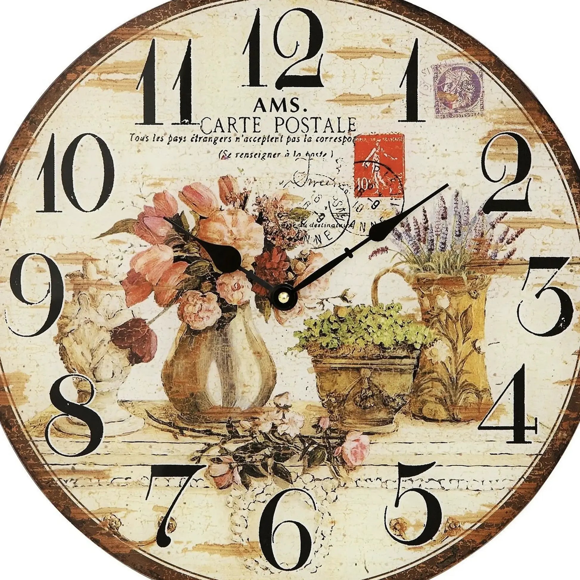 Nahansicht der Wanduhr: Postkartenoptik, Blumenstrauß und arabische Ziffern auf Mineralglas