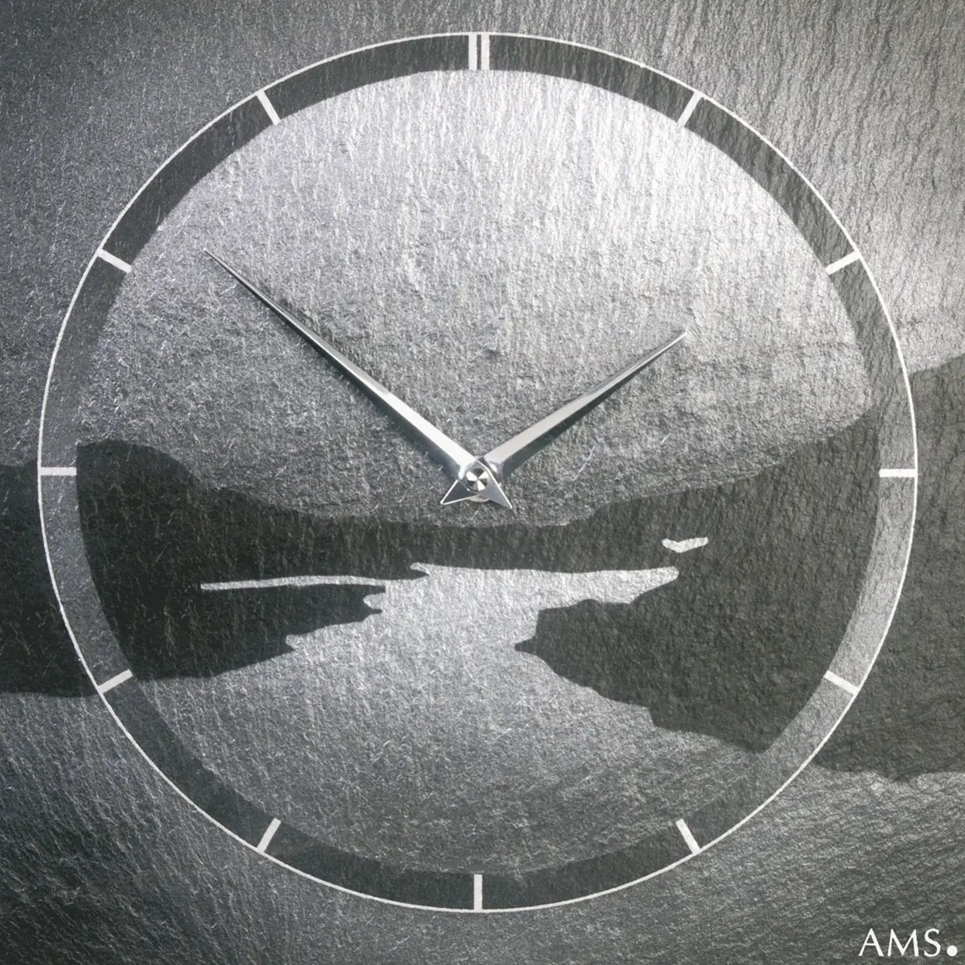 Wanduhr mit rundem Schieferzifferblatt, Airbrush-Motiv, silbernen Zeigern und AMS-Logo